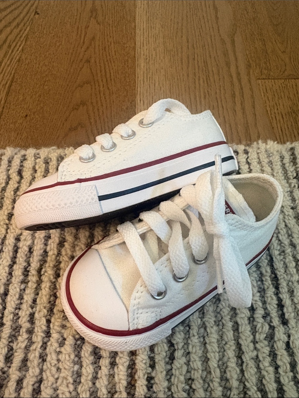 Converse Chuck Taylor Low top White Sneakers -Toddler size 4 NWOT